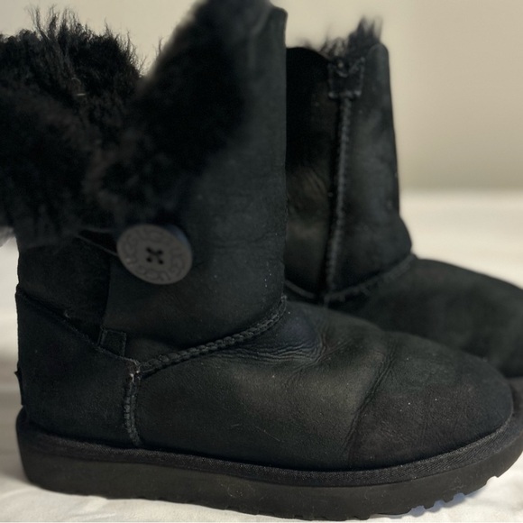 UGG Australia Bailey Button Short Black Shearling Boots Women’s Size 7 - Picture 2 of 6